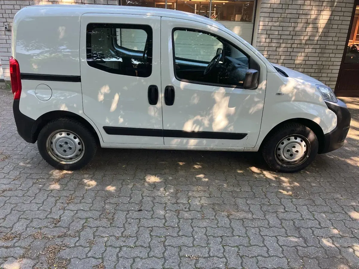 Gebraucht Fiat Fiorino 77 PS (56 kW) 2018 Weiß Van / Kleinbus