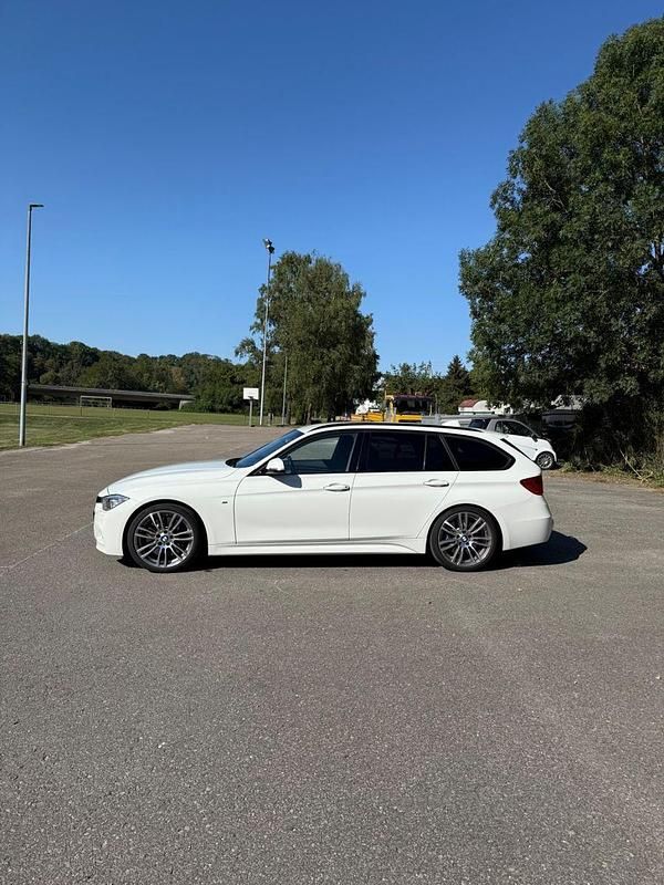Weiß Gebraucht 2015 BMW 330 M Sport Kombi | 16.500 € (Guter Preis) - Bild 1/4