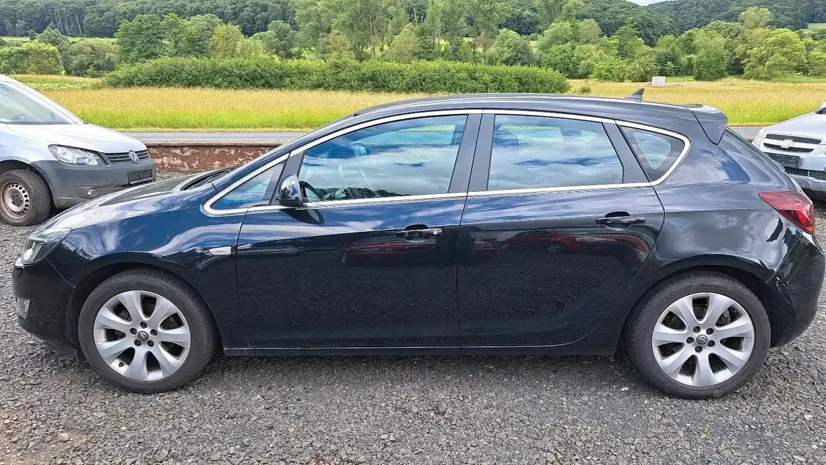 Gebraucht Opel Astra 115 PS (84 kW) 2011 Schwarz Limousine