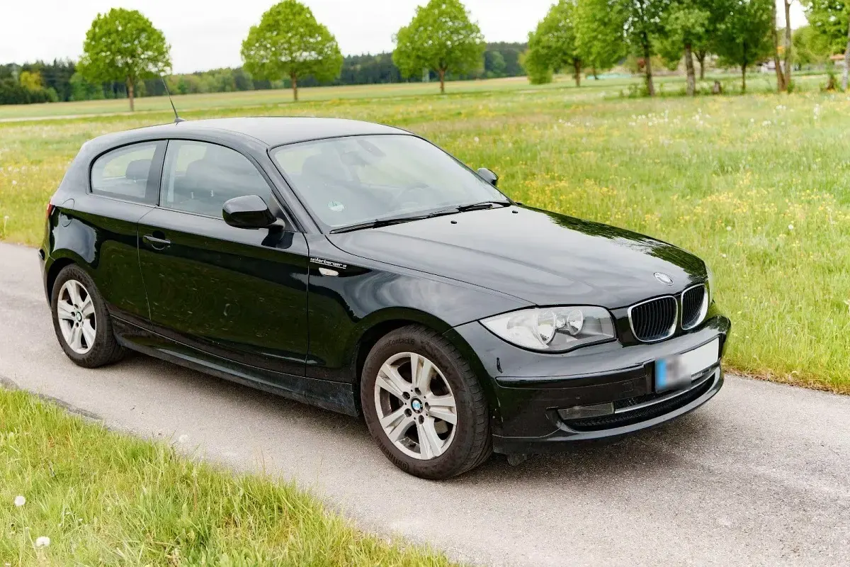 Gebraucht BMW 116 122 PS (89 kW) 2011 Schwarz Kleinwagen