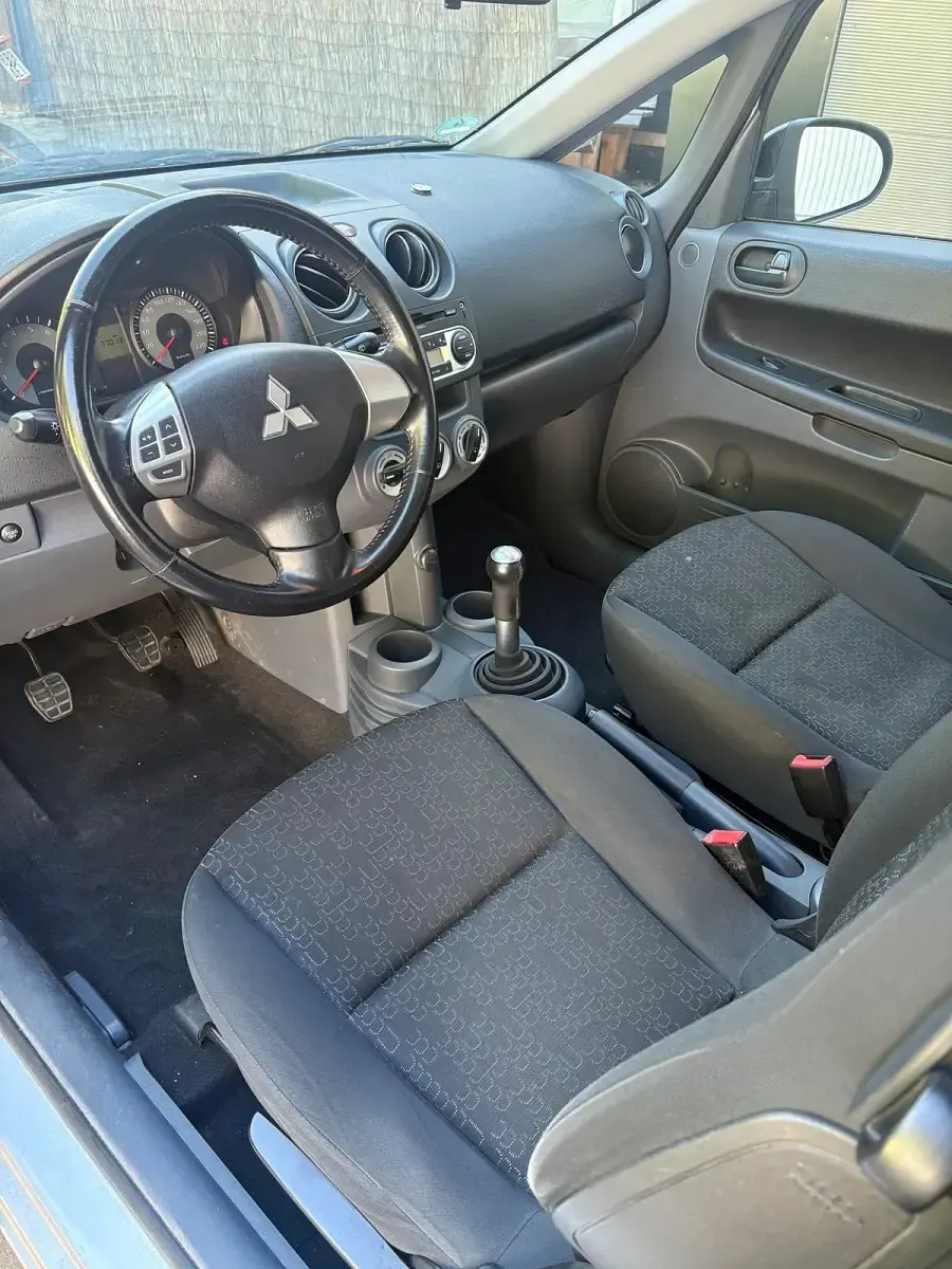 Gebraucht Mitsubishi Colt 75 PS (55 kW) 2010 Silber Kleinwagen