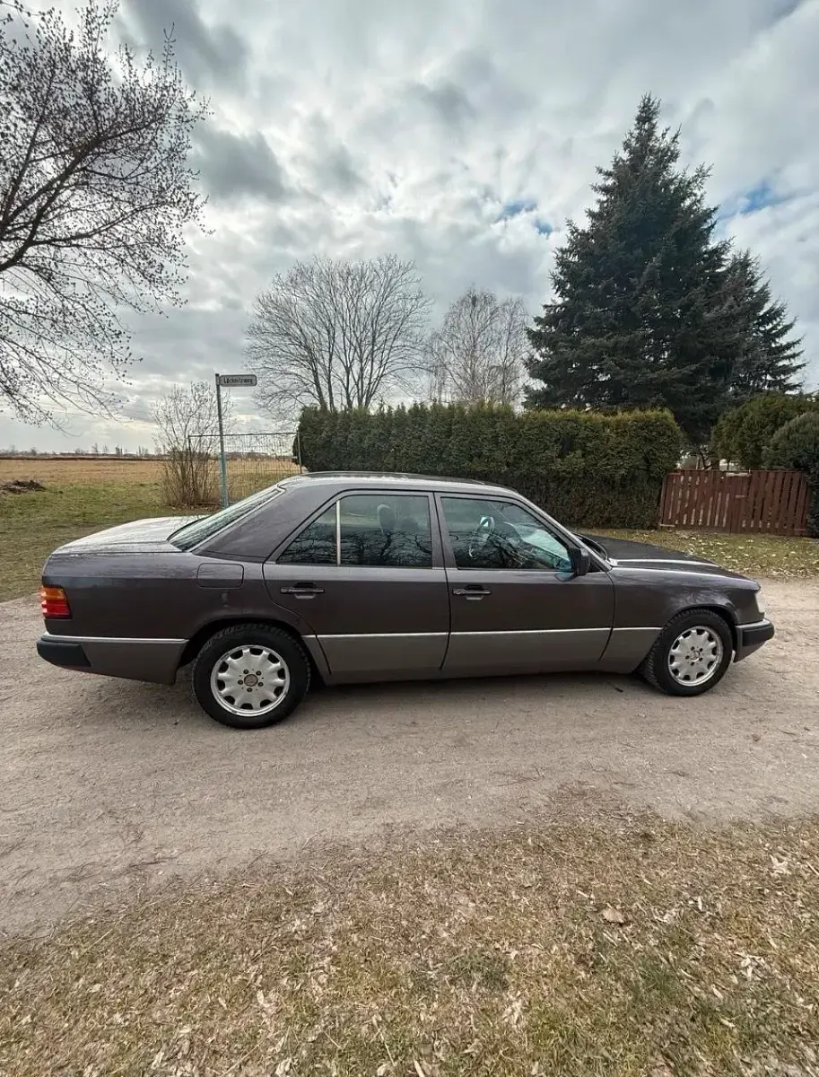 Używany Mercedes E220 150 KM (110 kW) 1993 Purpurowy Sedan/Limuzyna