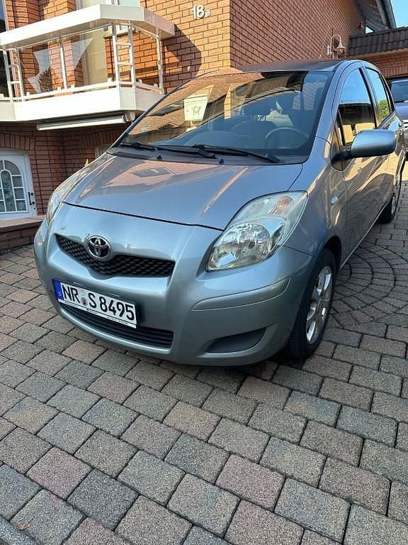 Grau Gebraucht 2009 Toyota Yaris Limousine | 3.000 € (Fairer Preis) - Bild 1/4