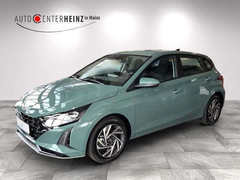 Mangrove green Neu 2025 Hyundai i20 Trend Limousine | 20.690 € (Fairer Preis) - Bild 1/4
