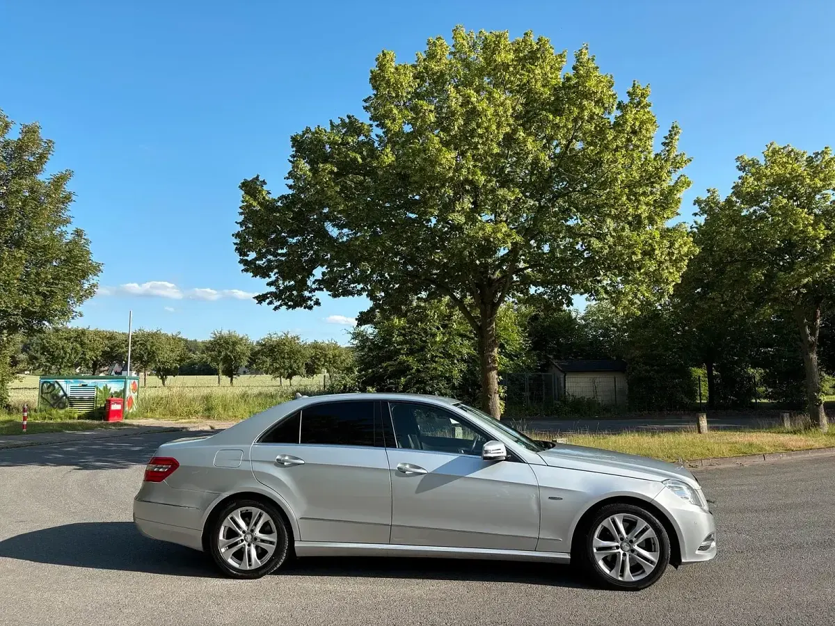 Gebraucht Mercedes E250 Avantgarde 204 PS (150 kW) 2010 Silber Limousine