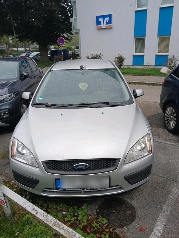 Grau Gebraucht 2007 Ford Focus Kombi | 900 € - Bild 1/4