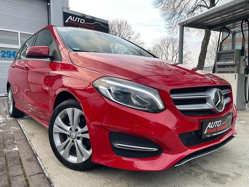 Gebraucht Mercedes B200 Urban 136 PS (100 kW) 2015 Rot Van / Kleinbus