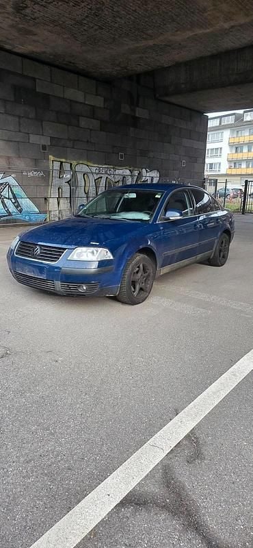 Blau Gebraucht 2004 VW Passat Limousine | 1.100 € (Fairer Preis) - Bild 1/4
