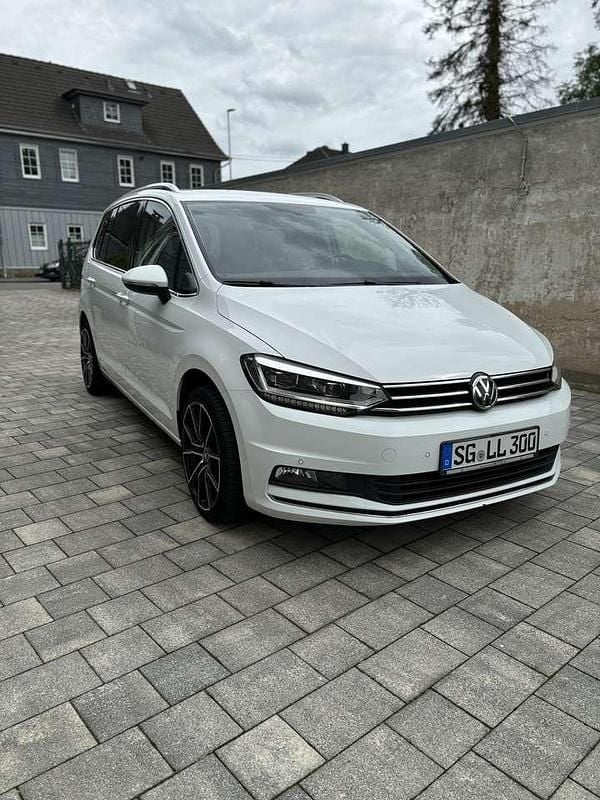 Weiß Gebraucht 2018 VW Touran Highline Van / Kleinbus | 14.800 € (Superpreis) - Bild 1/4