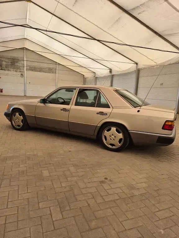Gebraucht Mercedes 230 132 PS (97 kW) 1990 Gold Limousine