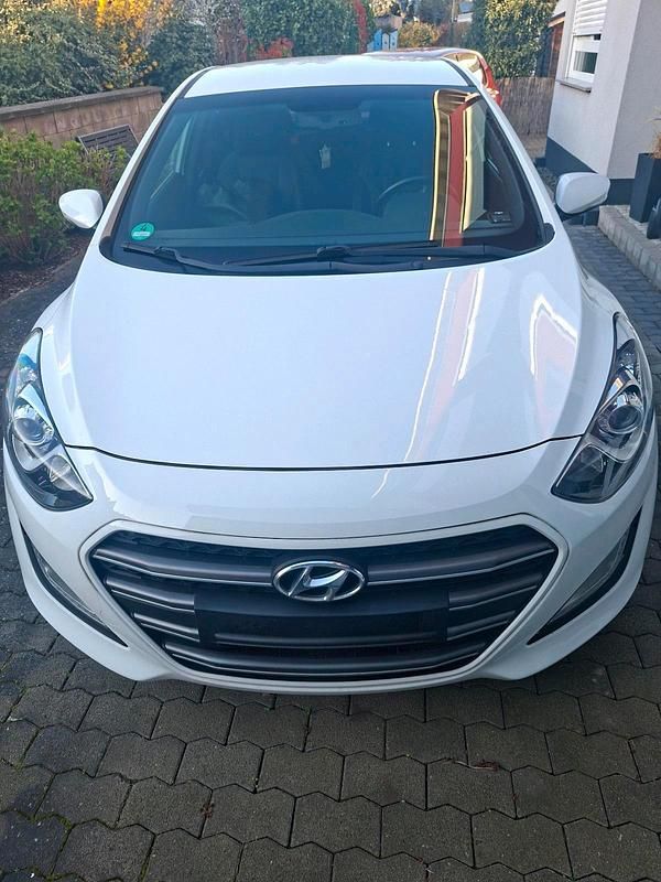 Gebraucht Hyundai i30 101 PS (74 kW) 2016 Weiß Limousine