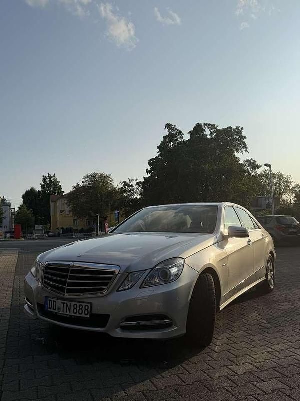 Silber Gebraucht 2009 Mercedes E220 Avantgarde Limousine | 11.000 € (Fairer Preis) - Bild 1/4