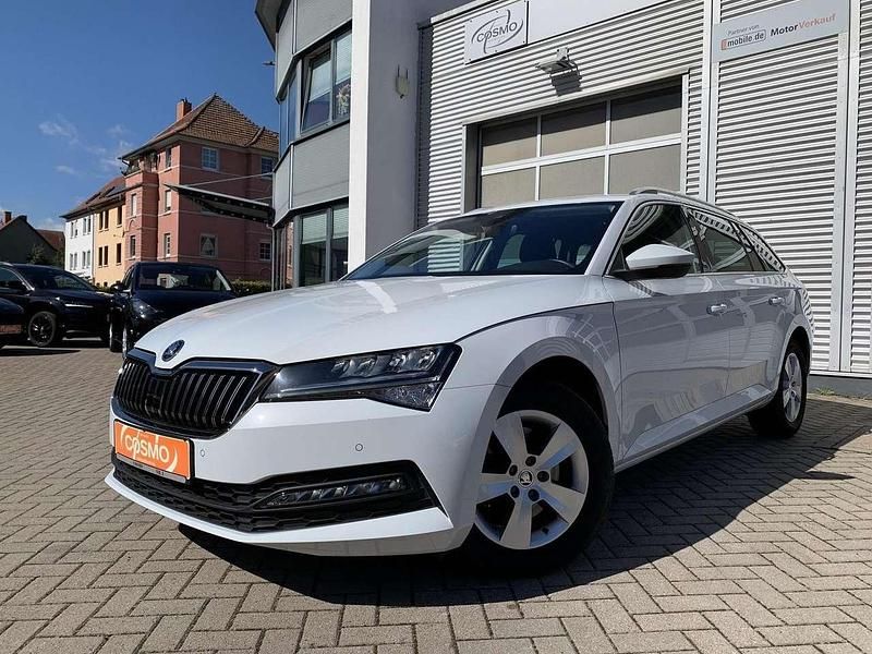 Weiß Gebraucht 2022 Skoda Superb Kombi | 26.490 € (Guter Preis) - Bild 1/4