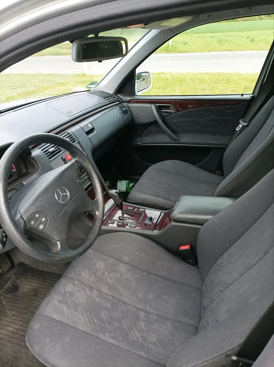 Gebraucht Mercedes E200 163 PS (119 kW) 2001 Silber Limousine