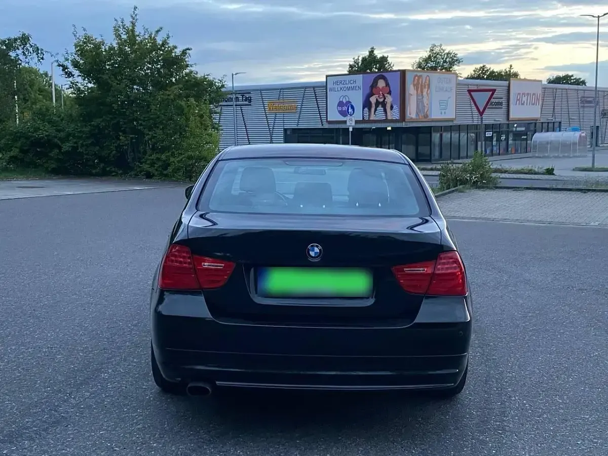 Gebraucht BMW 318 143 PS (105 kW) 2011 Schwarz Limousine