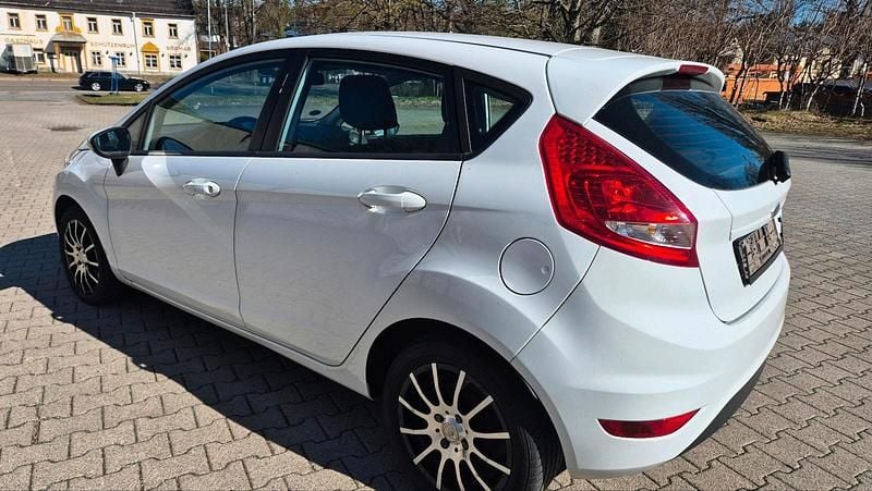 Gebraucht Ford Fiesta 60 PS (44 kW) 2011 Weiß Kleinwagen
