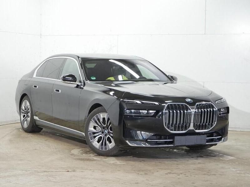 Gebraucht BMW 750e Executive 489 PS (359 kW) 2025 Black sapphire (schwarz) Limousine
