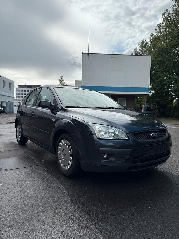 Grau Gebraucht 2005 Ford Focus Kleinwagen | 1.500 € (Fairer Preis) - Bild 1/4