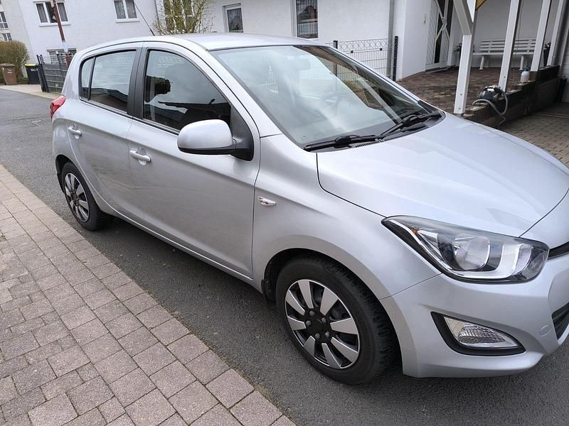 Silber Gebraucht 2015 Hyundai i20 Classic Kleinwagen | 6.900 € (Fairer Preis) - Bild 1/4