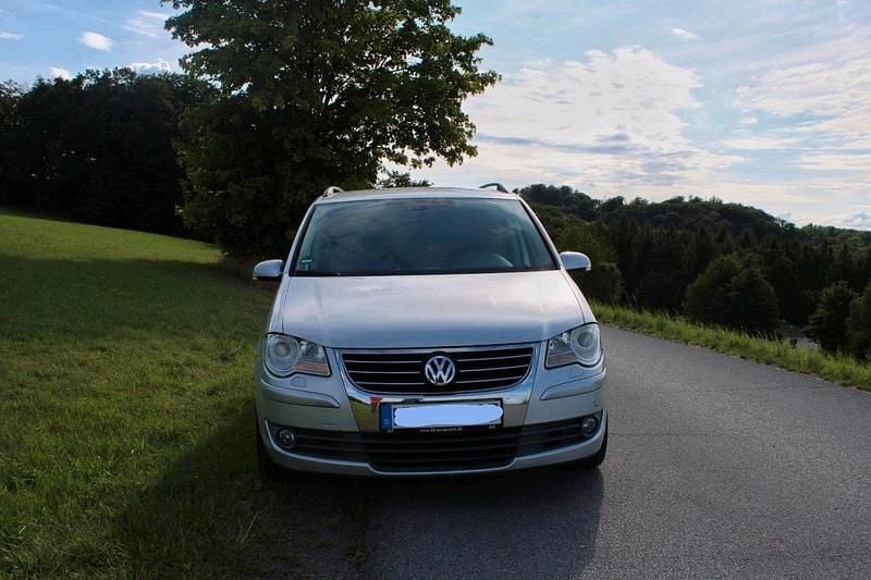 Grau Gebraucht 2007 VW Touran Van / Kleinbus | 4.150 € (Etwas zu teuer) - Bild 1/4