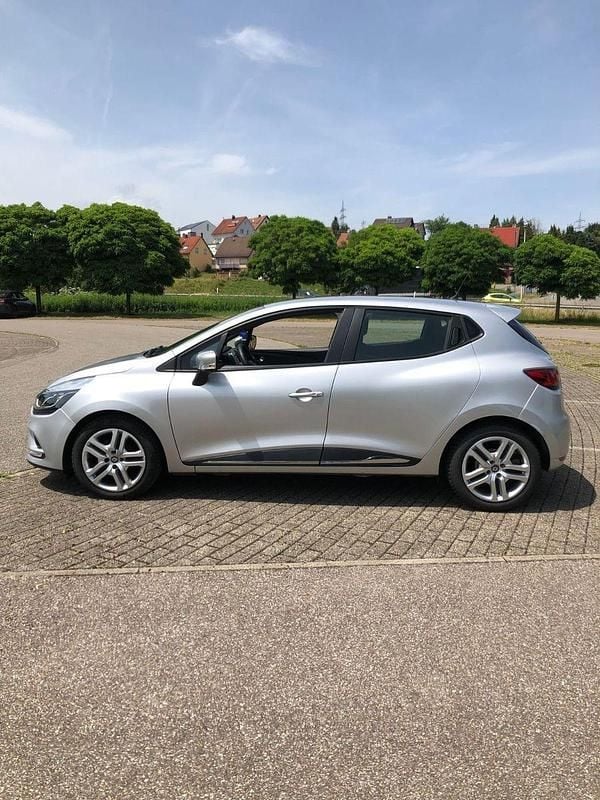 Gebraucht Renault Clio IV Life 75 PS (55 kW) 2018 Silber Kleinwagen