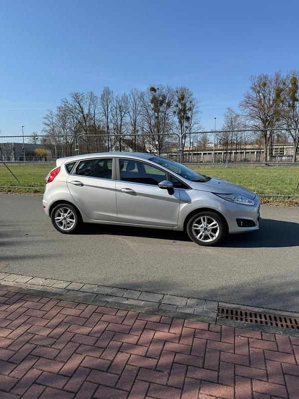 Gebraucht Ford Fiesta 95 PS (69 kW) 2016 Silber Kleinwagen