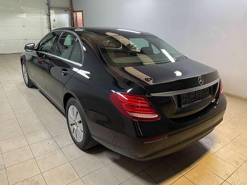 Gebraucht Mercedes E220 194 PS (142 kW) 2017 Schwarz  unilack Limousine
