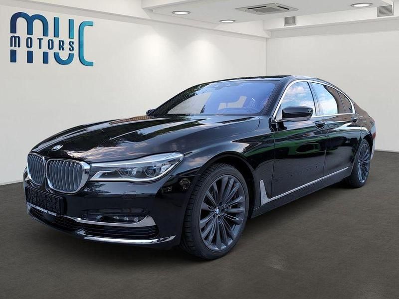 Black sapphire metallic Gebraucht 2015 BMW 750 Limousine | 23.990 € (Fairer Preis) - Bild 1/4