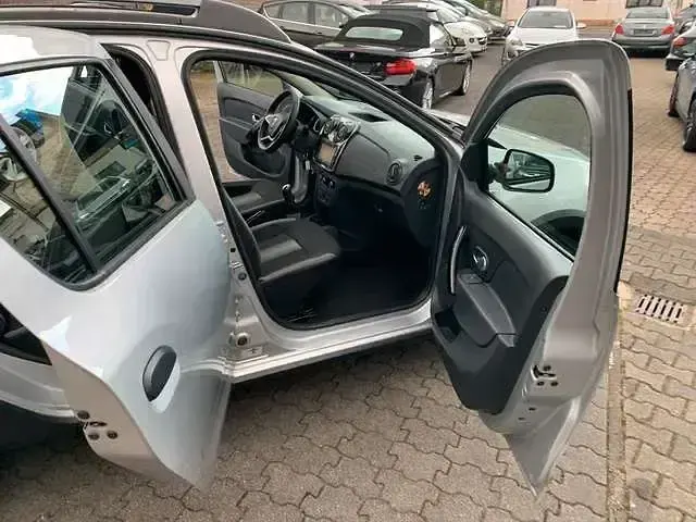 Gebraucht Dacia Sandero Stepway 90 PS (66 kW) 2018 Silber (metallic) SUV