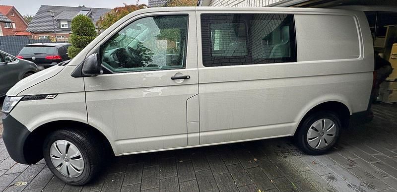 Gebraucht VW Transporter 110 PS (80 kW) 2023 Grau Van