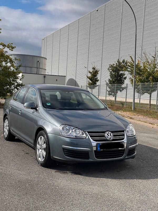 Grau Gebraucht 2001 VW Jetta Limousine | 2.000 € (Fairer Preis) - Bild 1/4