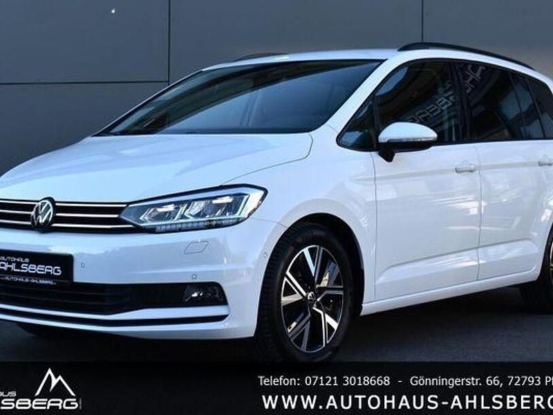 Pure white Gebraucht 2024 VW Touran Comfortline Van / Kleinbus | 38.800 € (Teuer) - Bild 1/4