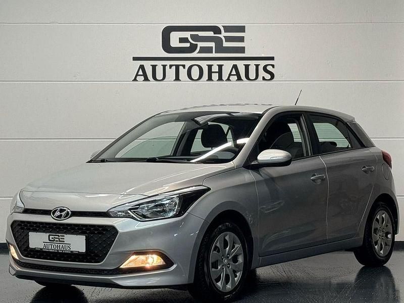 Gebraucht Hyundai i20 Classic 75 PS (55 kW) 2015 Silber Limousine
