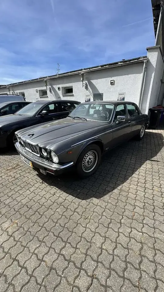 Second-hand Jaguar XJ Sovereign 295 CP (216 kW) 1985 Argintiu Berlinǎ