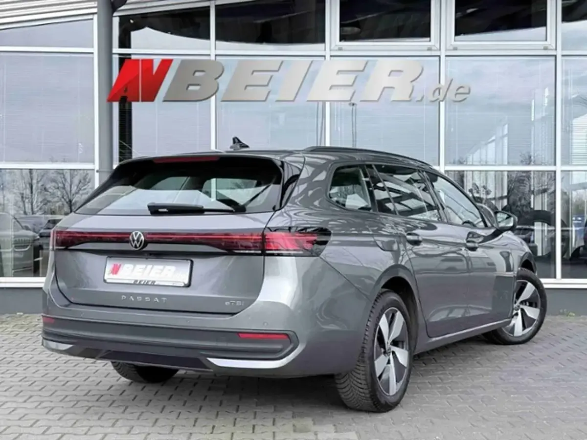 Gebraucht VW Passat 150 PS (110 kW) 2025 Grau Kombi
