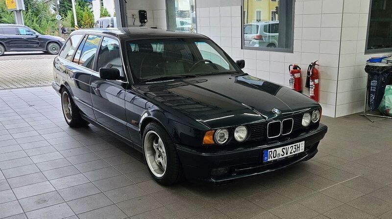 Grün Gebraucht 1994 BMW 525 Sport Line Kombi | 14.999 € - Bild 1/4