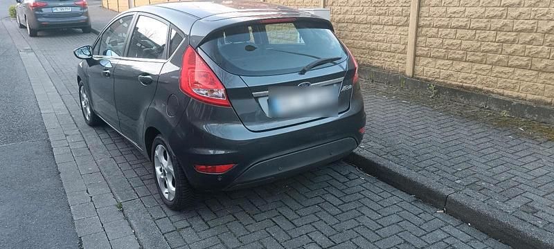 Gebraucht Ford Fiesta 92 PS (67 kW) 2010 Grau Kleinwagen