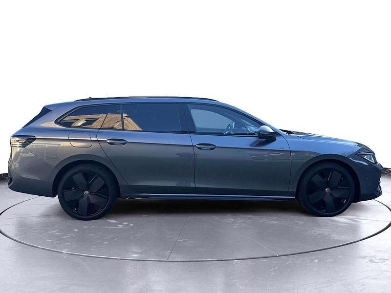 Neu VW Passat R-line 193 PS (141 kW) 2025 Diabasgrau metallic Kombi