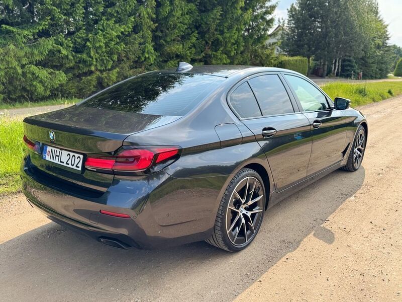 Grau Gebraucht 2023 BMW 520 Limousine | 33.800 € (Superpreis) - Bild 1/4