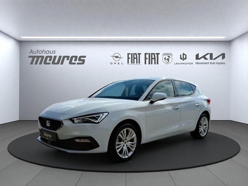 Weiss Gebraucht 2024 Seat Leon Style Limousine | 25.988 € (Guter Preis) - Bild 1/4