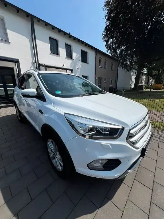 Gebraucht Ford Kuga Titanium 150 PS (110 kW) 2018 Weiß SUV