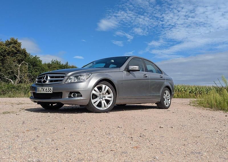 Silber Gebraucht 2009 Mercedes C180 Limousine | 11.900 € (Fairer Preis) - Bild 1/4