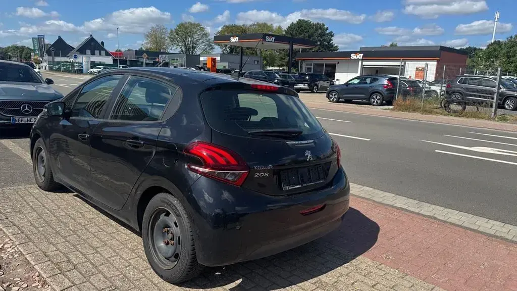 Gebraucht Peugeot 208 Active 82 PS (60 kW) 2017 Schwarz Kleinwagen