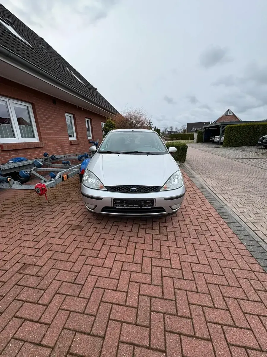 Używany Ford Focus 101 KM (74 kW) 2002 Srebrny Sedan/Limuzyna