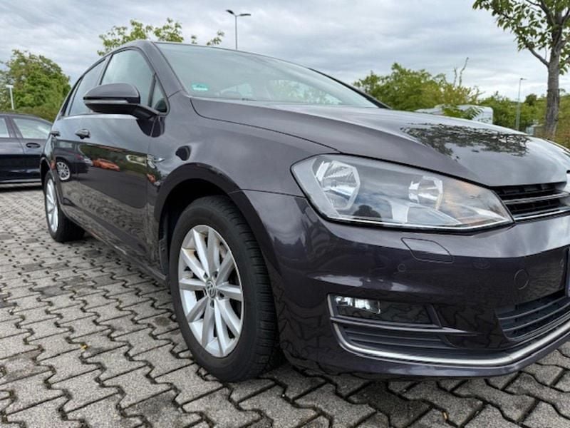 Grau Gebraucht 2015 VW Golf VII LOUNGE Limousine | 7.490 € (Superpreis) - Bild 1/4
