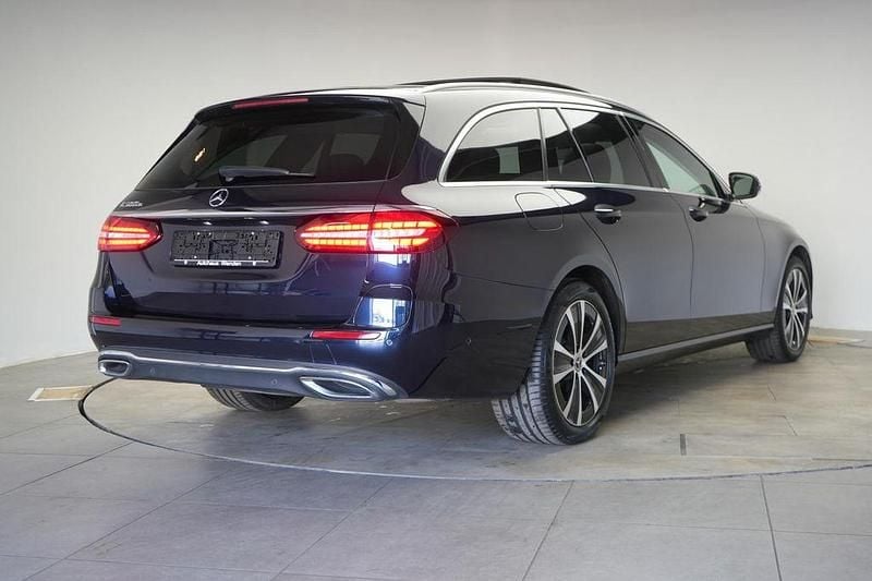 Gebraucht Mercedes E300 211 PS (155 kW) 2022 Blau Limousine