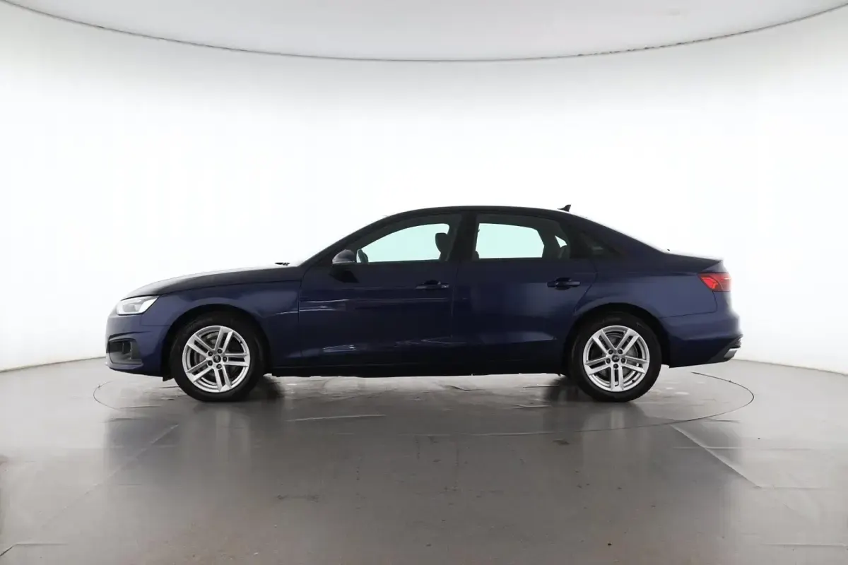 Gebraucht Audi A4 Ambiente 163 PS (119 kW) 2021 Navarrablau Limousine