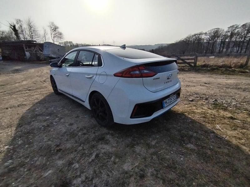 Gebraucht Hyundai Ioniq Premium 141 PS (103 kW) 2016 Weiß Kleinwagen