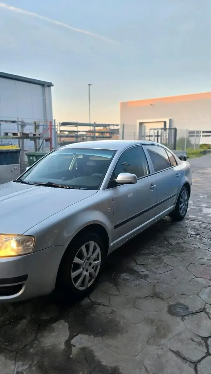 Używany Skoda Superb 115 KM (84 kW) 2005 Srebrny Sedan/Limuzyna