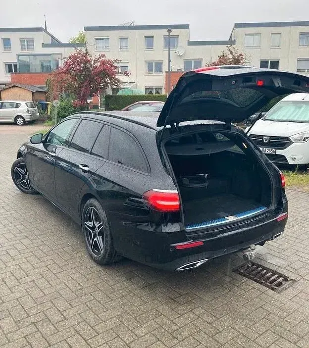 Second-hand Mercedes E300 AMG 306 CP (225 kW) 2022 Negru Berlinǎ